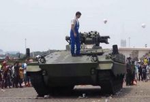 印尼最新豹2主战坦克到货 民众参观留下满地垃圾